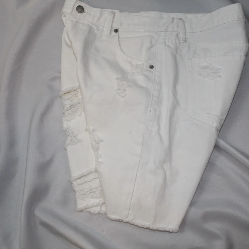 Mossimo Womens Low Rise Boyfriend Denim White Jean   Distress Shorts 6/28 - Picture 4 of 5